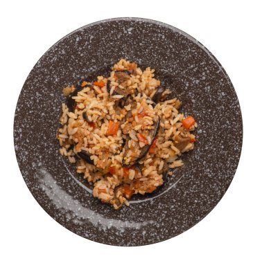 bir tabakta domates ve biber ile kızarmış kabak ile pirinç.