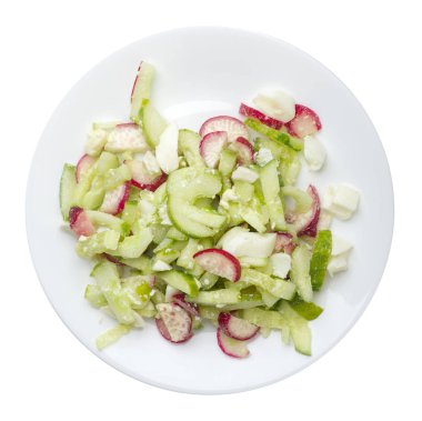 beyaz backg izole bir tabaküzerinde salatalık ve yumurta ile salata