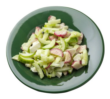 beyaz backg izole bir tabaküzerinde salatalık ve yumurta ile salata