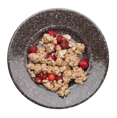 beyaz arka plan üzerinde izole bir tabak üzerinde çilek ile müsli