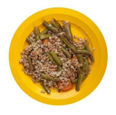 sarımsak ve havuç beyaz arka plan üzerinde izole yeşil fasulye ile karabuğday. Tabakta diyet kahvaltısı. gıda vejetaryen üst görünümü