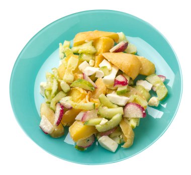 Beyaz arka planda izole bir plaka üzerinde sebze ile patates takozlar. rustik gıda. sebze üst görünümü ile patates.