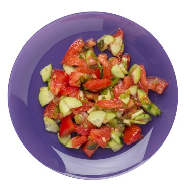 salatalık, domates ve yeşil soğan ile vejetaryen salata .beyaz arka plan üzerinde izole bir tabakta vegan salata.sağlıklı kahvaltı üst görünümü