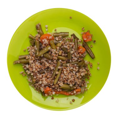 sarımsak ve havuç beyaz arka plan üzerinde izole yeşil fasulye ile karabuğday. Tabakta diyet kahvaltısı. gıda vejetaryen üst görünümü