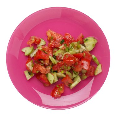 salatalık, domates ve yeşil soğan ile vejetaryen salata .beyaz arka plan üzerinde izole bir tabakta vegan salata.sağlıklı kahvaltı üst görünümü