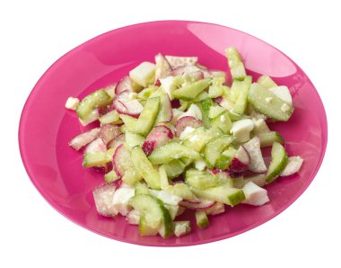 Beyaz arka planda izole bir plaka üzerinde salatalık ve yumurta ile salata. sağlıklı vejetaryen gıda üst görünümü. Asya mutfağı