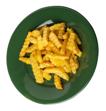 beyaz arka planda izole edilmiş bir tabakta patates kızartması.bir tabak üst görünümünde patates kızartması .abur cubur . 