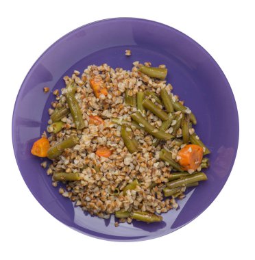 sarımsak ve havuç beyaz arka plan üzerinde izole yeşil fasulye ile karabuğday. Tabakta diyet kahvaltısı. gıda vejetaryen üst görünümü