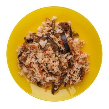 bir tabaktabakdomates ve biber ile kızarmış kabak ile pirinç. beyaz arka plan üzerinde izole sebze ile pirinç. vejetaryen yemek. Asya mutfağı üst görünümü