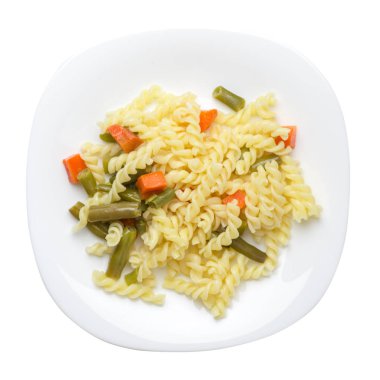 beyaz bir arka planda izole bir plaka üzerinde garlicand havuç ile yeşil fasulye ile makarna. Akdeniz mutfağı. Makarna üst görünümü.