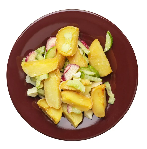 Beyaz arka planda izole bir plaka üzerinde sebze ile patates takozlar. rustik gıda. sebze üst görünümü ile patates.