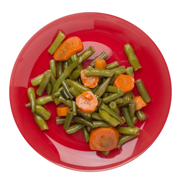 Зелена квасоля з часниковою і морквою на тарілці ізольована на білому тлі.зелена квасоля з видом зверху моркви. здорова їжа — стокове фото