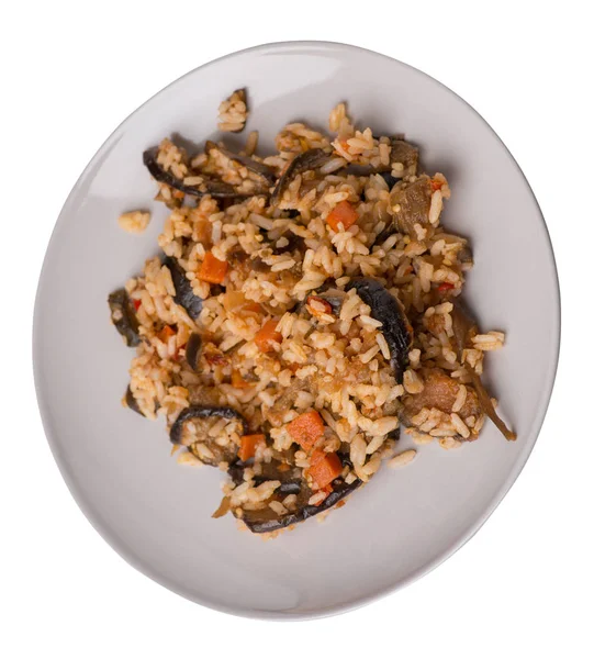 Arroz con calabacín estofado con tomates y pimientos en un plato. arroz con verduras aisladas sobre fondo blanco. comida vegetariana. Cocina asiática vista superior — Foto de Stock