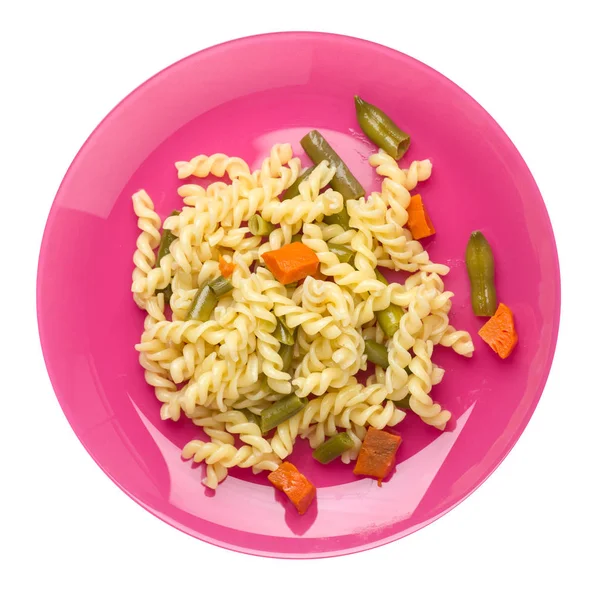 beyaz bir arka planda izole bir plaka üzerinde garlicand havuç ile yeşil fasulye ile makarna. Akdeniz mutfağı. Makarna üst görünümü.