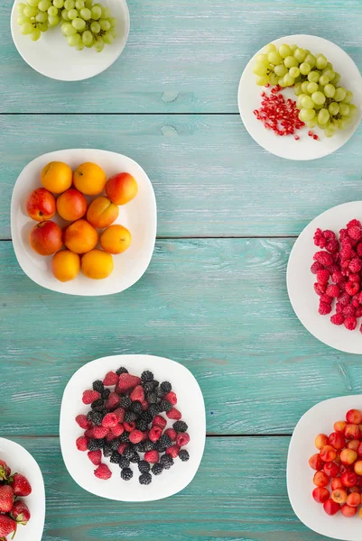 Frutas em um prato. comida vegetariana em fundo de madeira. Top comida vegan — Fotografia de Stock