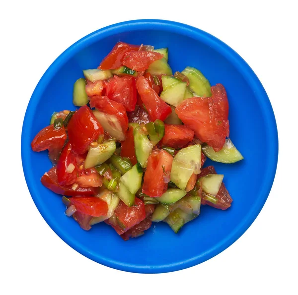Vegetarische Salade met komkommers, tomaten en groene uien. Vegan salade op een plaat geïsoleerd op witte achtergrond. gezond ontbijt top View — Stockfoto