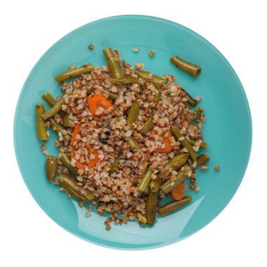 sarımsak ve havuç beyaz arka plan üzerinde izole yeşil fasulye ile karabuğday. Tabakta diyet kahvaltısı. gıda vejetaryen üst görünümü