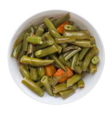 beyaz arka planda izole bir tabaktabak ta sarımsak ve havuç ile yeşil fasulye.havuç üst görünümü ile yeşil fasulye. sağlıklı gıda