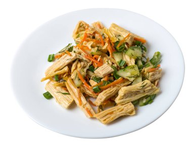soya kuşkonmaz ve havuç, salatalık ve köfte ile salata bir tabakta. beyaz arka plan üzerinde izole bir tabakta vejetaryen soya salatası. sağlıklı beslenme üst  