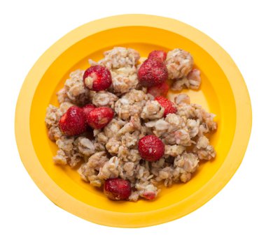 beyaz arka plan üzerinde izole bir tabakta çilek ile müsli.sağlıklı kahvaltı üst görünümü.bir tabakta diyet gıda