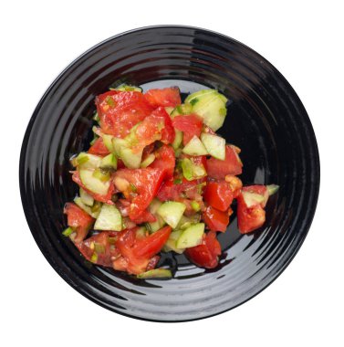 salatalık, domates ve yeşil soğan ile vejetaryen salata .beyaz arka plan üzerinde izole bir tabakta vegan salata.sağlıklı kahvaltı üst görünümü