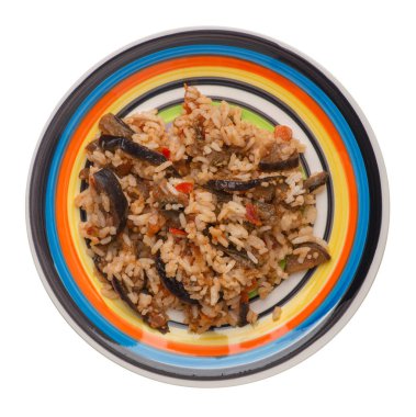 bir tabaktabakdomates ve biber ile kızarmış kabak ile pirinç. beyaz arka plan üzerinde izole sebze ile pirinç. vejetaryen yemek. Asya mutfağı üst görünümü