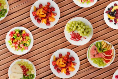 Meyve diyeti. Meyve ahşap arka plan üzerinde bir tabakta. Sağlıklı gıda