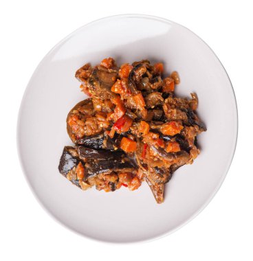 beyaz bir arka plan üzerinde izole bir tabak üzerinde domates ve biber ile haşlanmış kabak. vejetaryen yemek. sağlıklı kahvaltı