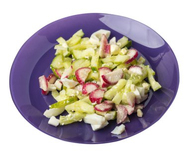 Beyaz arka planda izole bir plaka üzerinde salatalık ve yumurta ile salata. sağlıklı vejetaryen gıda üst görünümü. Asya mutfağı