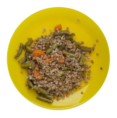 sarımsak ve havuç beyaz arka plan üzerinde izole yeşil fasulye ile karabuğday. Tabakta diyet kahvaltısı. gıda vejetaryen üst görünümü