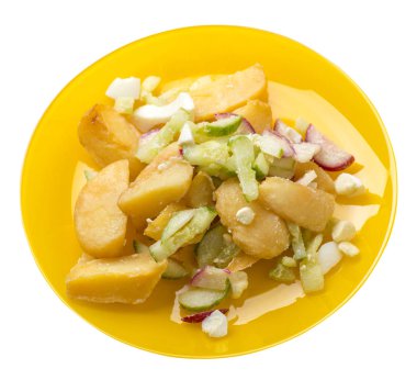 Beyaz arka planda izole bir plaka üzerinde sebze ile patates takozlar. rustik gıda. sebze üst görünümü ile patates.