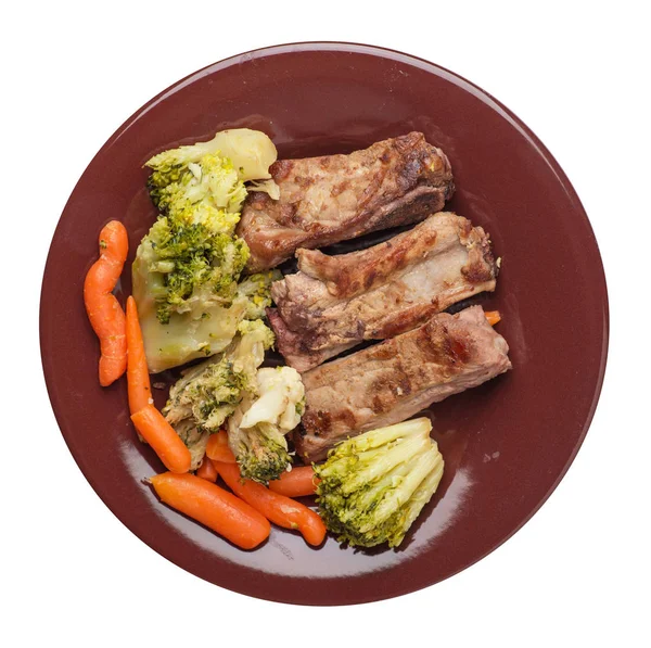 Grillade revbensspjäll med Broccoli kål, morötter och vitlök på en tallrik. stekt revben med grönsaker på vit botten. rejäl rustik mat med utsikt över toppen — Stockfoto