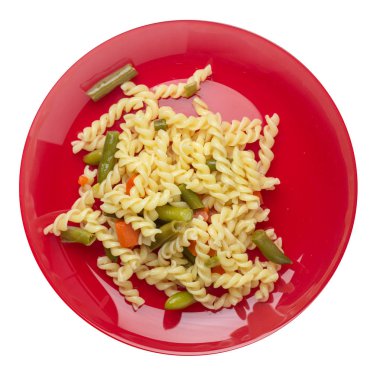 beyaz bir arka planda izole bir plaka üzerinde garlicand havuç ile yeşil fasulye ile makarna. Akdeniz mutfağı. Makarna üst görünümü.