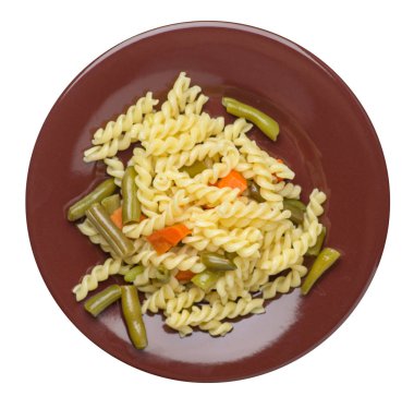 beyaz bir arka planda izole bir plaka üzerinde garlicand havuç ile yeşil fasulye ile makarna. Akdeniz mutfağı. Makarna üst görünümü.