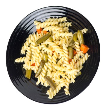 beyaz bir arka planda izole bir plaka üzerinde garlicand havuç ile yeşil fasulye ile makarna. Akdeniz mutfağı. Makarna üst görünümü.