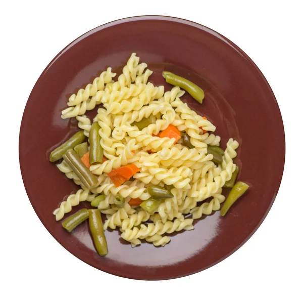 beyaz bir arka planda izole bir plaka üzerinde garlicand havuç ile yeşil fasulye ile makarna. Akdeniz mutfağı. Makarna üst görünümü.