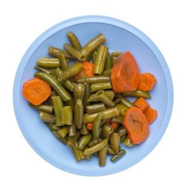 beyaz arka planda izole bir tabaktabak ta sarımsak ve havuç ile yeşil fasulye.havuç üst görünümü ile yeşil fasulye. sağlıklı gıda