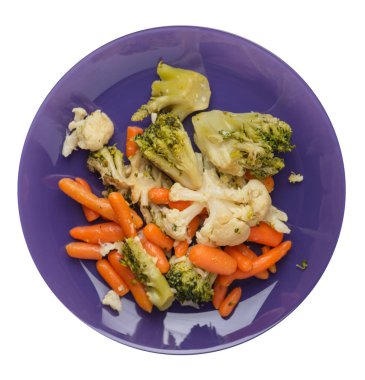 bir tabakta provencal sebzeler.beyaz arka planda izole edilmiş bir tabakta ızgara sebzeler.brokoli ve havuç bir tabak üst görünümünde.sağlıklı gıda