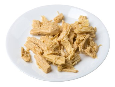 bir plaka üzerinde soya kuşkonus noodle, beyaz bir arka planda izole. sağlıklı gıda. Soya kuşkonus noodle üst görünüm.