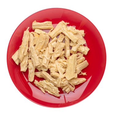 bir plaka üzerinde soya kuşkonus noodle, beyaz bir arka planda izole. sağlıklı gıda. Soya kuşkonus noodle üst görünüm.