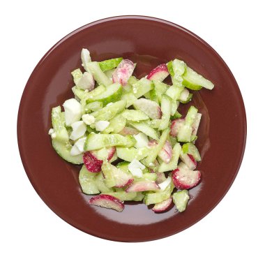 Beyaz arka planda izole bir plaka üzerinde salatalık ve yumurta ile salata. sağlıklı vejetaryen gıda üst görünümü. Asya mutfağı