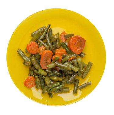 beyaz arka planda izole bir tabaktabak ta sarımsak ve havuç ile yeşil fasulye.havuç üst görünümü ile yeşil fasulye. sağlıklı gıda