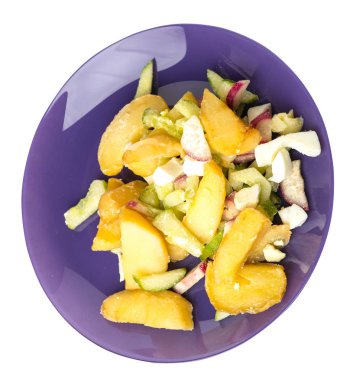 Beyaz arka planda izole bir plaka üzerinde sebze ile patates takozlar. rustik gıda. sebze üst görünümü ile patates.