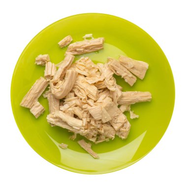 bir plaka üzerinde soya kuşkonus noodle, beyaz bir arka planda izole. sağlıklı gıda. Soya kuşkonus noodle üst görünüm.