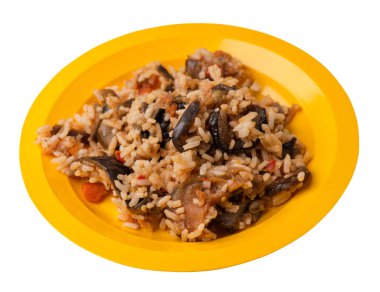 bir tabaktabakdomates ve biber ile kızarmış kabak ile pirinç. beyaz arka plan üzerinde izole sebze ile pirinç. vejetaryen yemek. Asya mutfağı üst görünümü