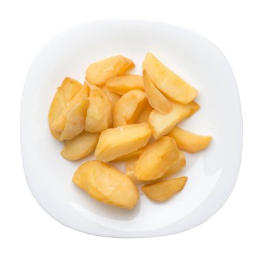 bir plaka üzerinde kızarmış patates takozlar. kızarmış patates sebzeler beyaz arka planda izole. Gıda üst görünümü