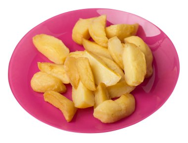 bir plaka üzerinde kızarmış patates takozlar. kızarmış patates sebzeler beyaz arka planda izole. Gıda üst görünümü