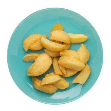 bir plaka üzerinde kızarmış patates takozlar. kızarmış patates sebzeler beyaz arka planda izole. Gıda üst görünümü