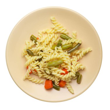 beyaz bir arka planda izole bir plaka üzerinde garlicand havuç ile yeşil fasulye ile makarna. Akdeniz mutfağı. Makarna üst görünümü.