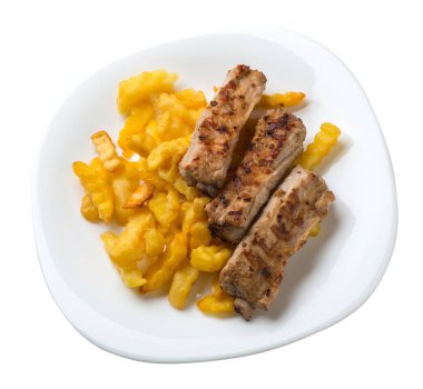 bir tabak üzerinde patates kızartması ile ızgara domuz kaburga. Beyaz arka planda patates kızartması ile domuz kaburga. patates üst görünümü ile kaburga